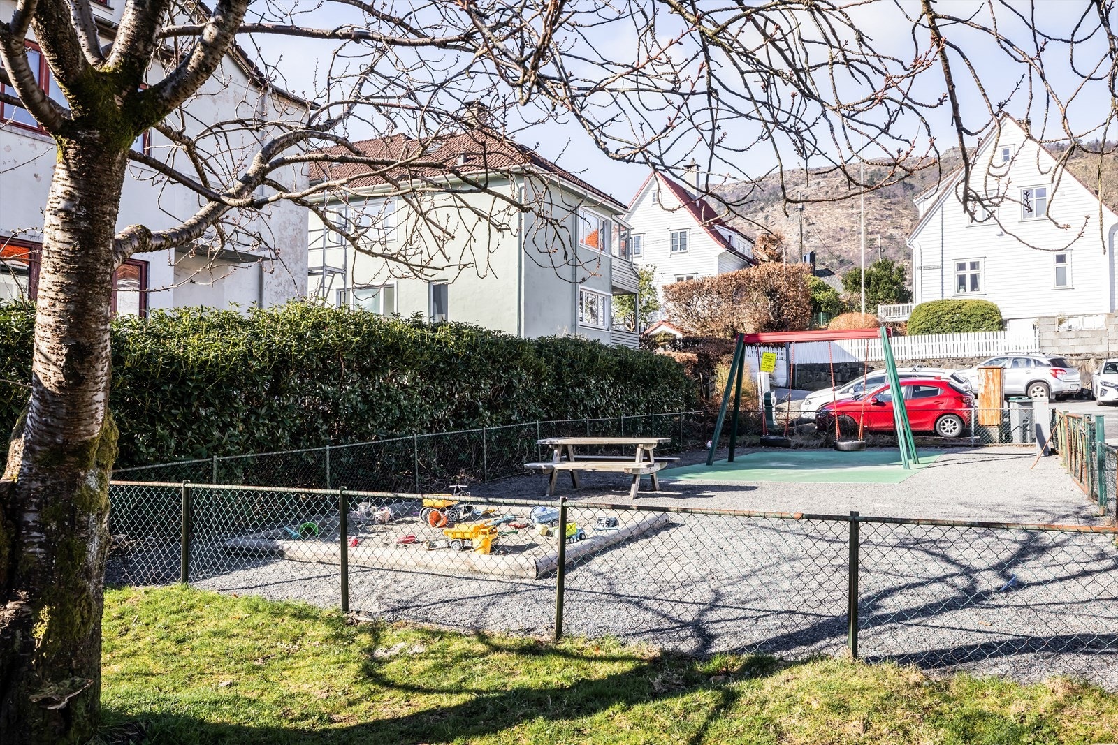Lekeplass i nærområdet. Det er ellers flere fine parkområder i nærheten og særdeles gode turmuligheter rett utenfor døren Galleribilde