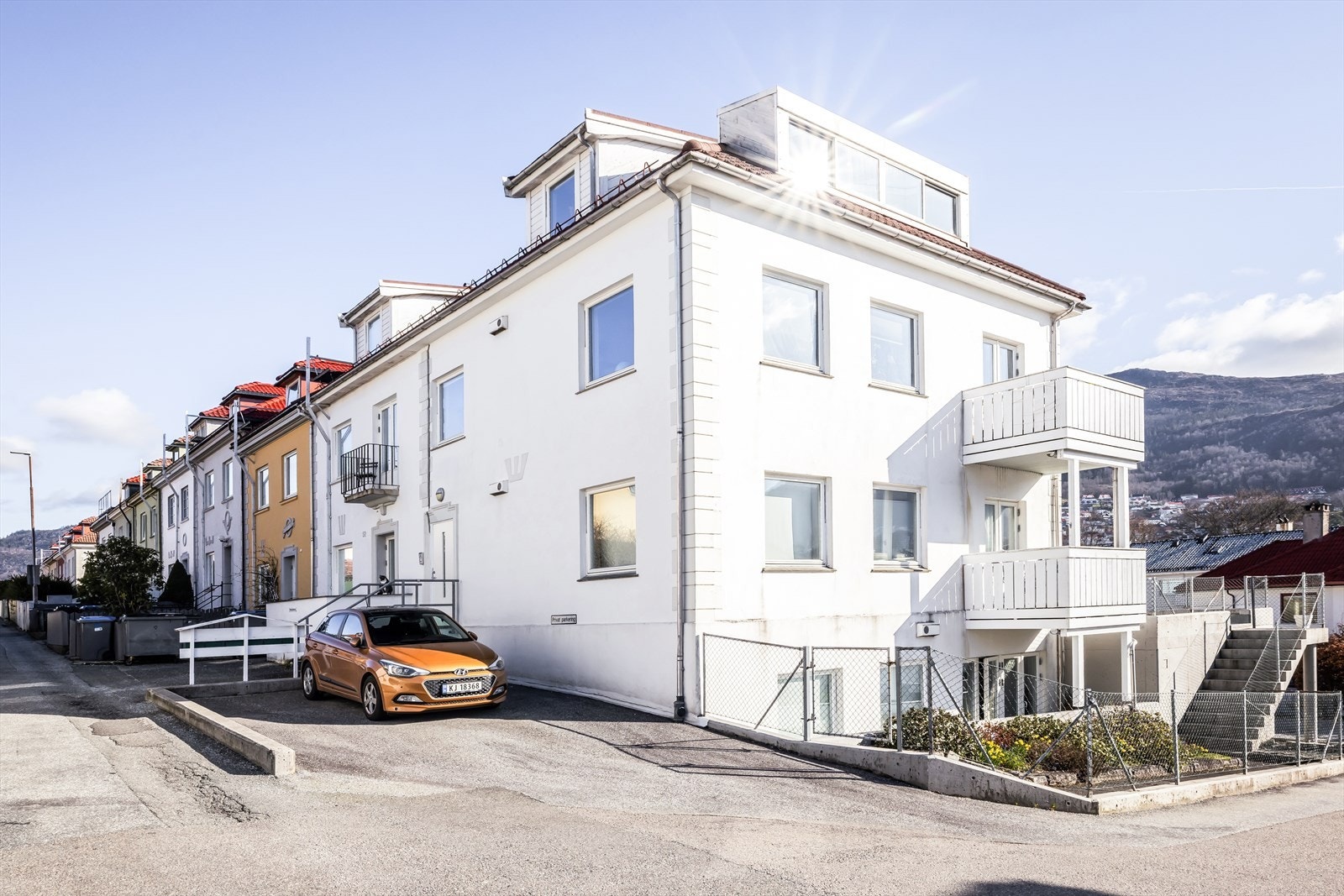 Leiligheten har en sentral og attraktiv beliggenhet på Wergeland/Minde. Med kort vei til bybane, busstopp, butikker, resturanter og caféer. Galleribilde