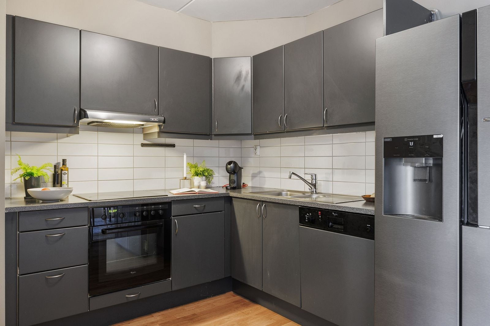 Kjøkkenet har godt med skap og benkeplass Galleribilde