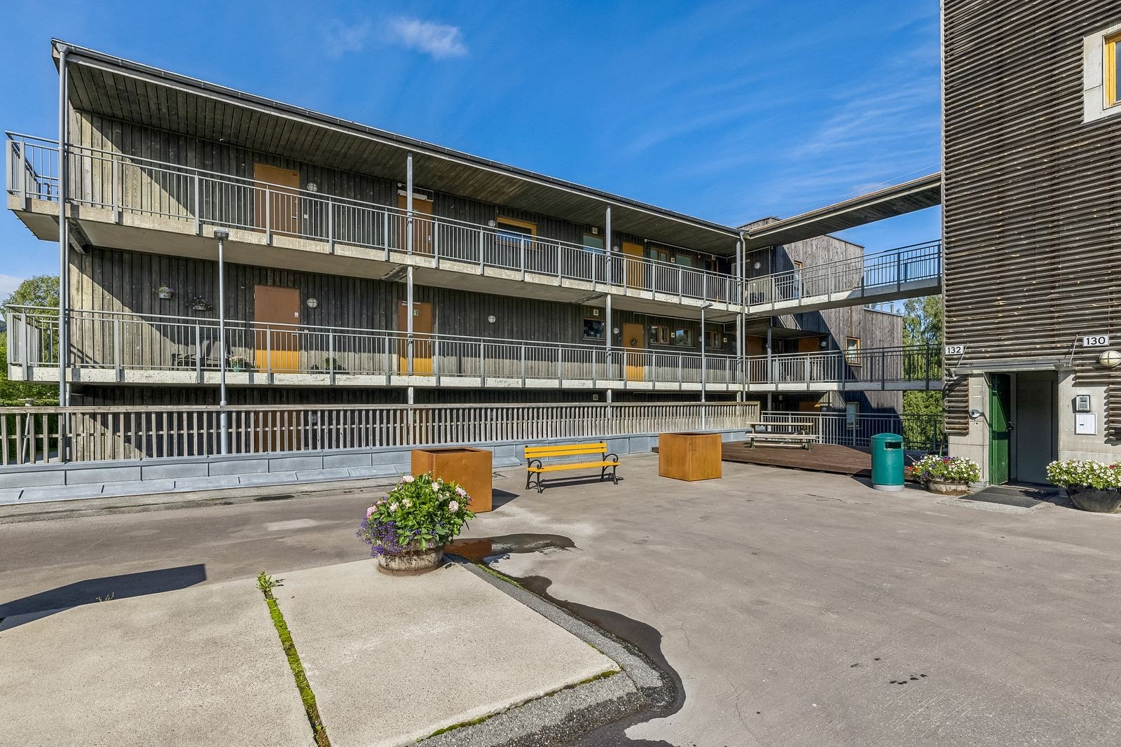 Stort garasjetak med gjesteparkeringer Galleribilde