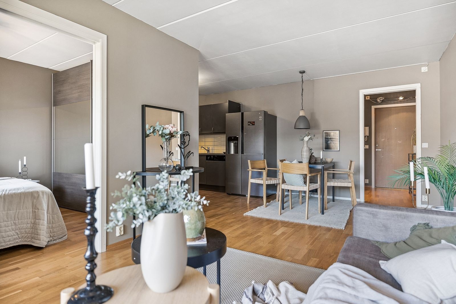 Stue/spiseplass i åpen løsning med kjøkkenet Galleribilde