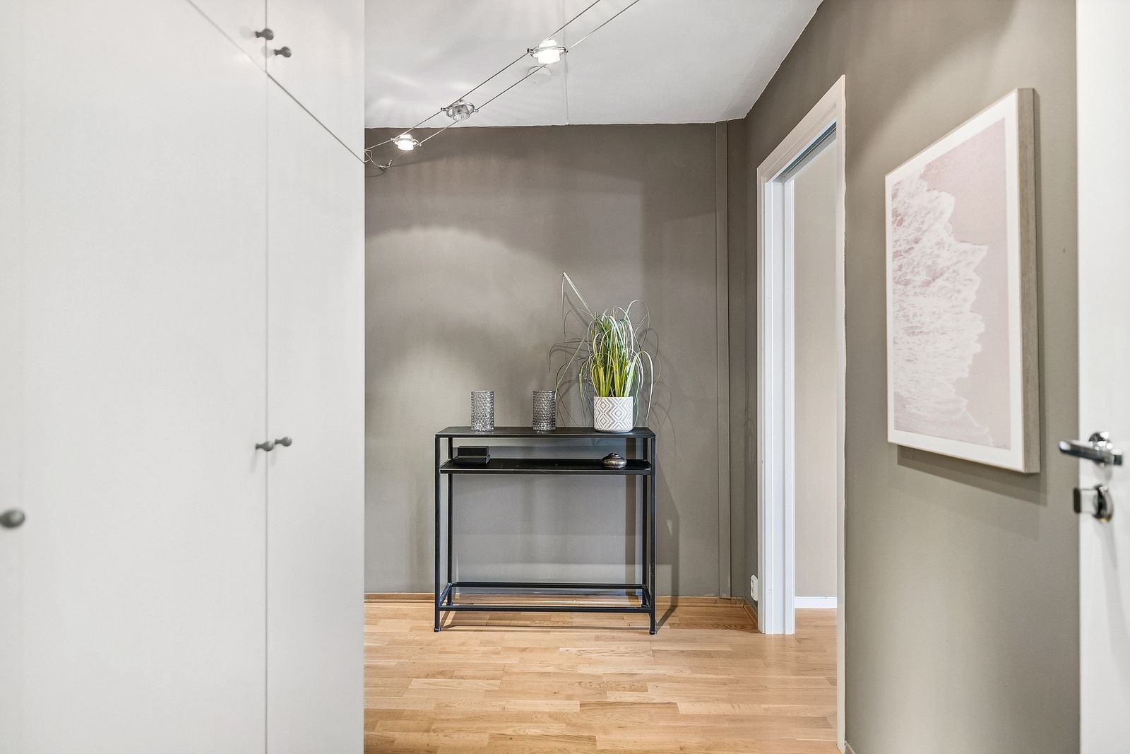 Garderobeskap i gangen Galleribilde