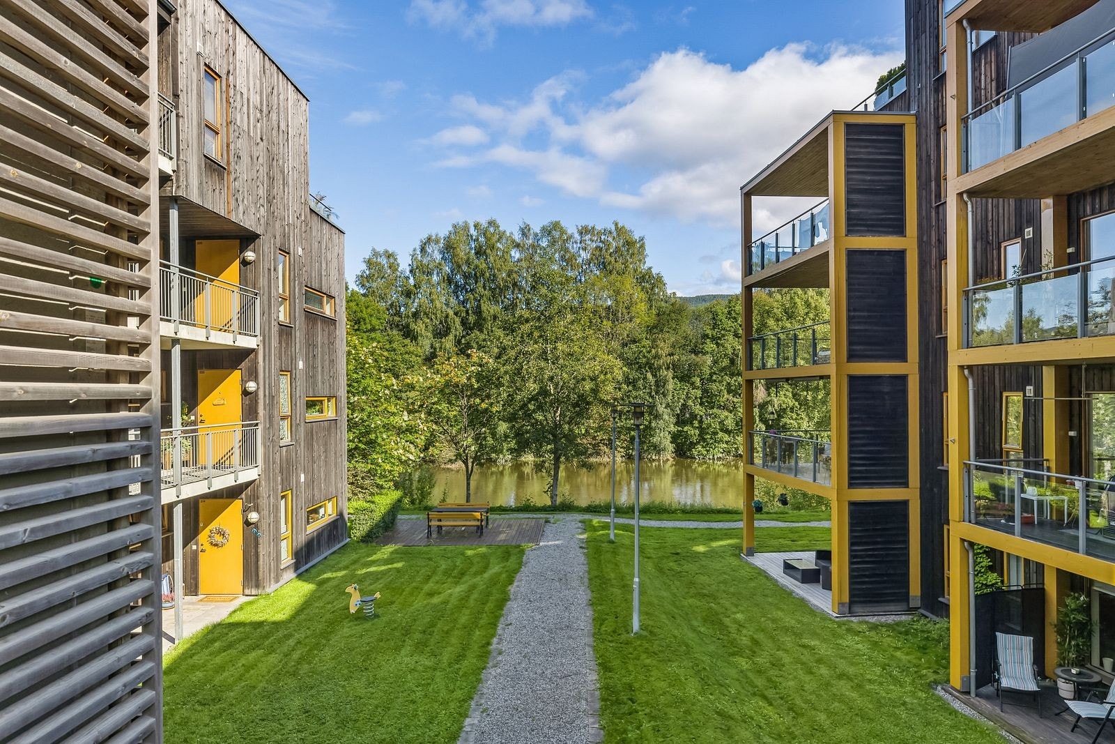 Idyllisk like nede ved elva Galleribilde