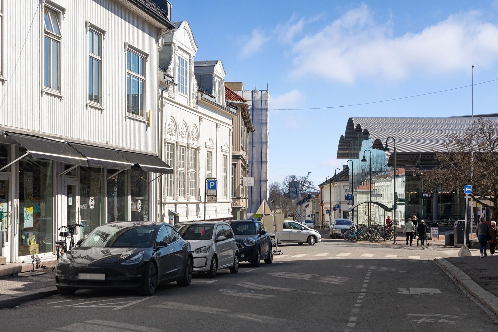 Tønsberg bibliotek ligger på andre siden av veien og den populære With Brød og kaffe ligger i umiddelbar nærhet. Galleribilde