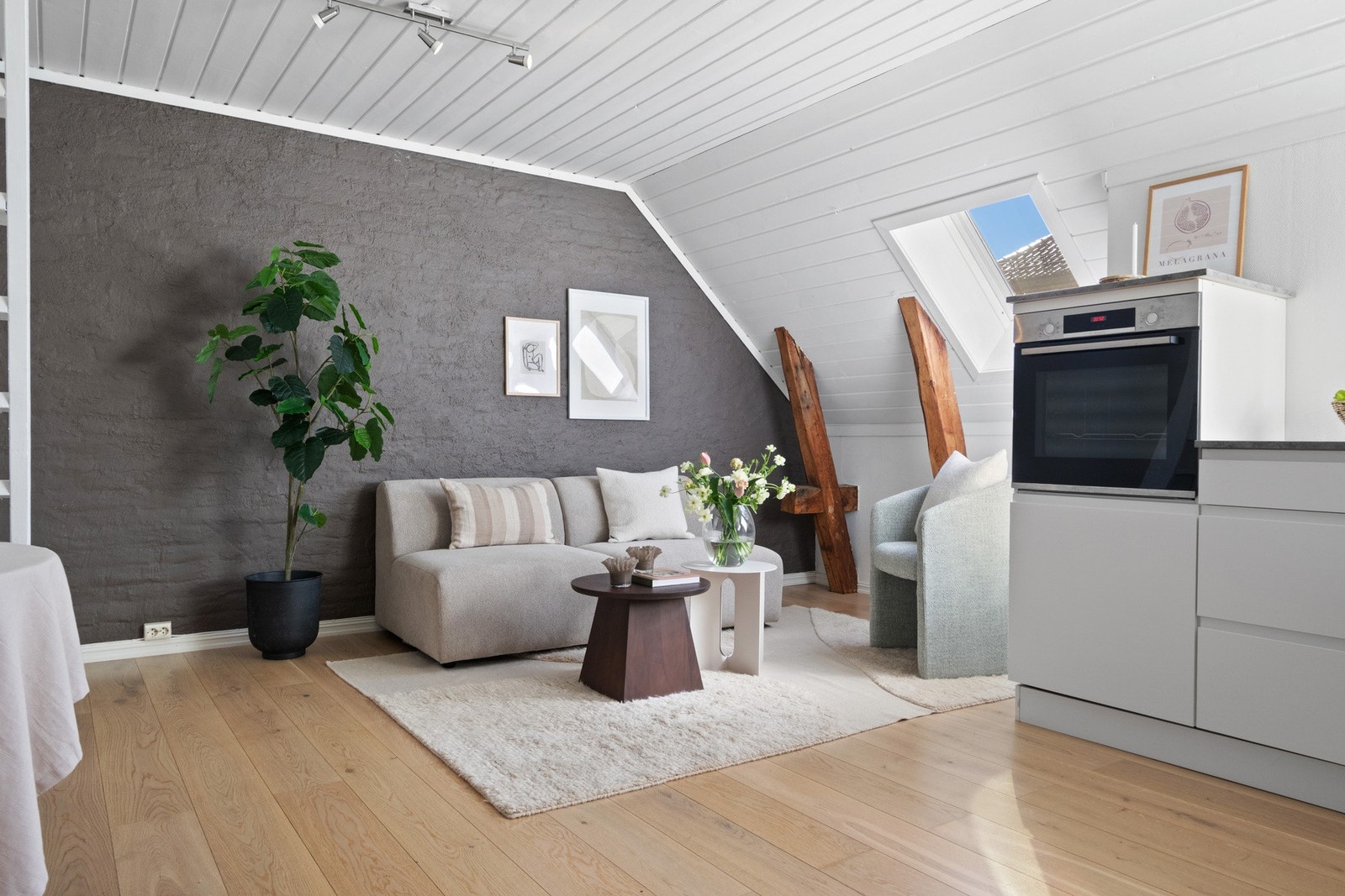 Stuen ligger i åpen løsning med kjøkkenet, og sammen danner de et lyst og pent allrom med luftig atmosfære. Galleribilde
