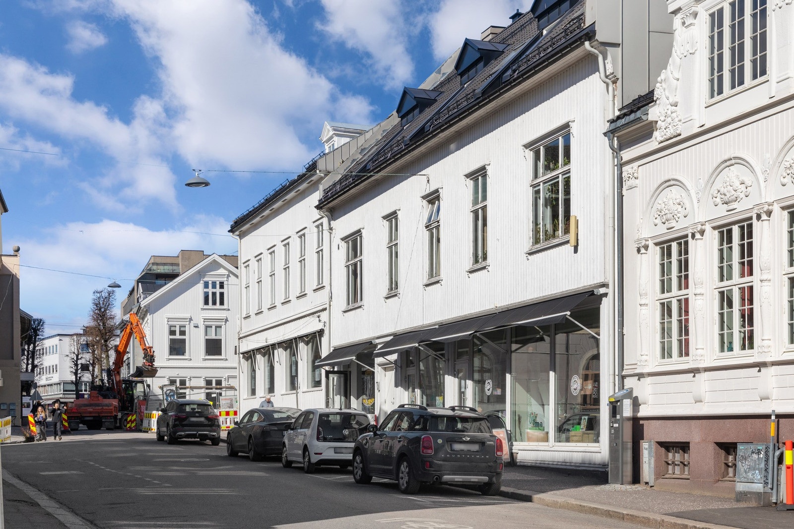 Eiendommen ligger sentralt og attraktivt midt i sentrum av Tønsberg. Fra leiligheten er det kort vei til alle sentrums fasiliteter som butikker, kino, kulturhus, svømmehall og flere idrettsanlegg. Galleribilde