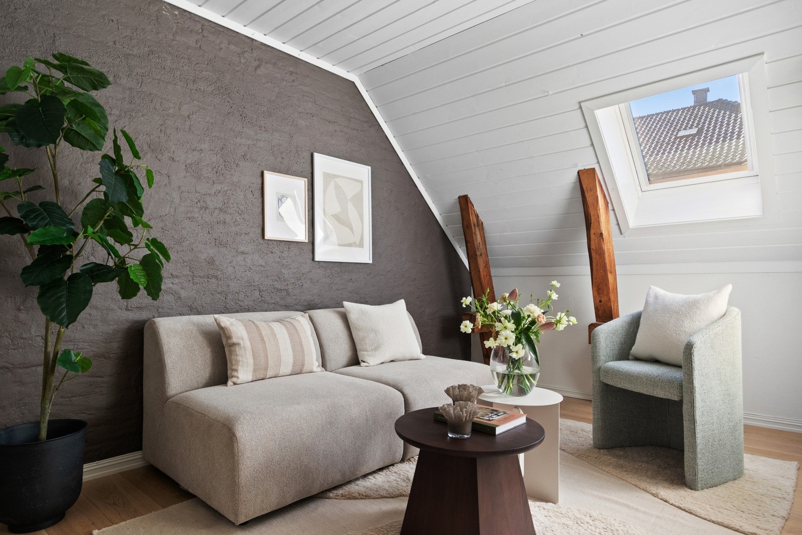 Rommet har lysmalte vegger, en mørk kontrastvegg, pent gulv fra 2019 og god plass til sofaløsning og spisebord. Galleribilde