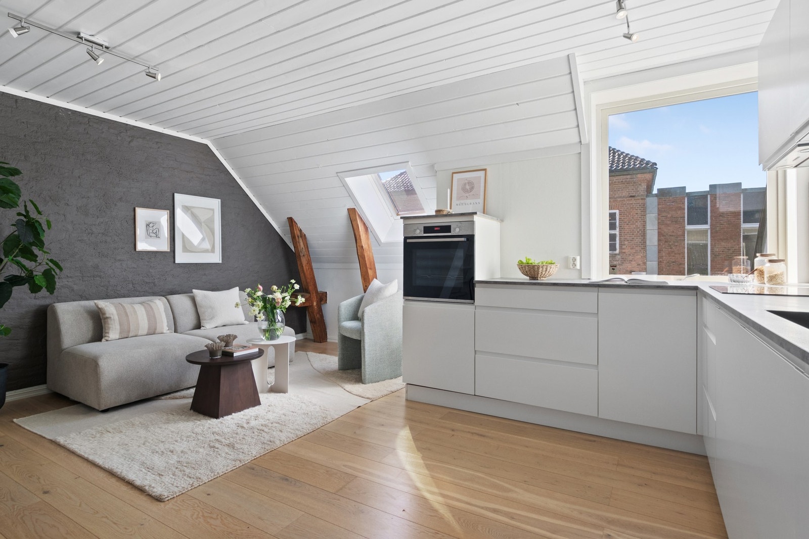 Leiligheten ligger i 3. etasje i sjarmerende bygård. Galleribilde
