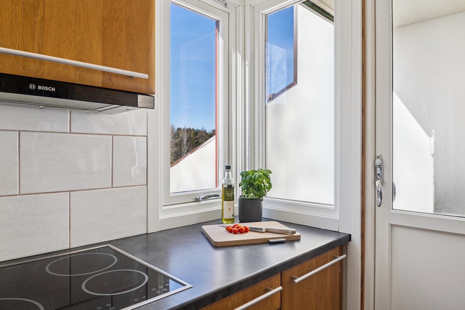 Innredning som består av integrert platetopp og stekeovn. Det er også nisjer for oppvaskmaskin og kjøl/fryseskap. Galleribilde