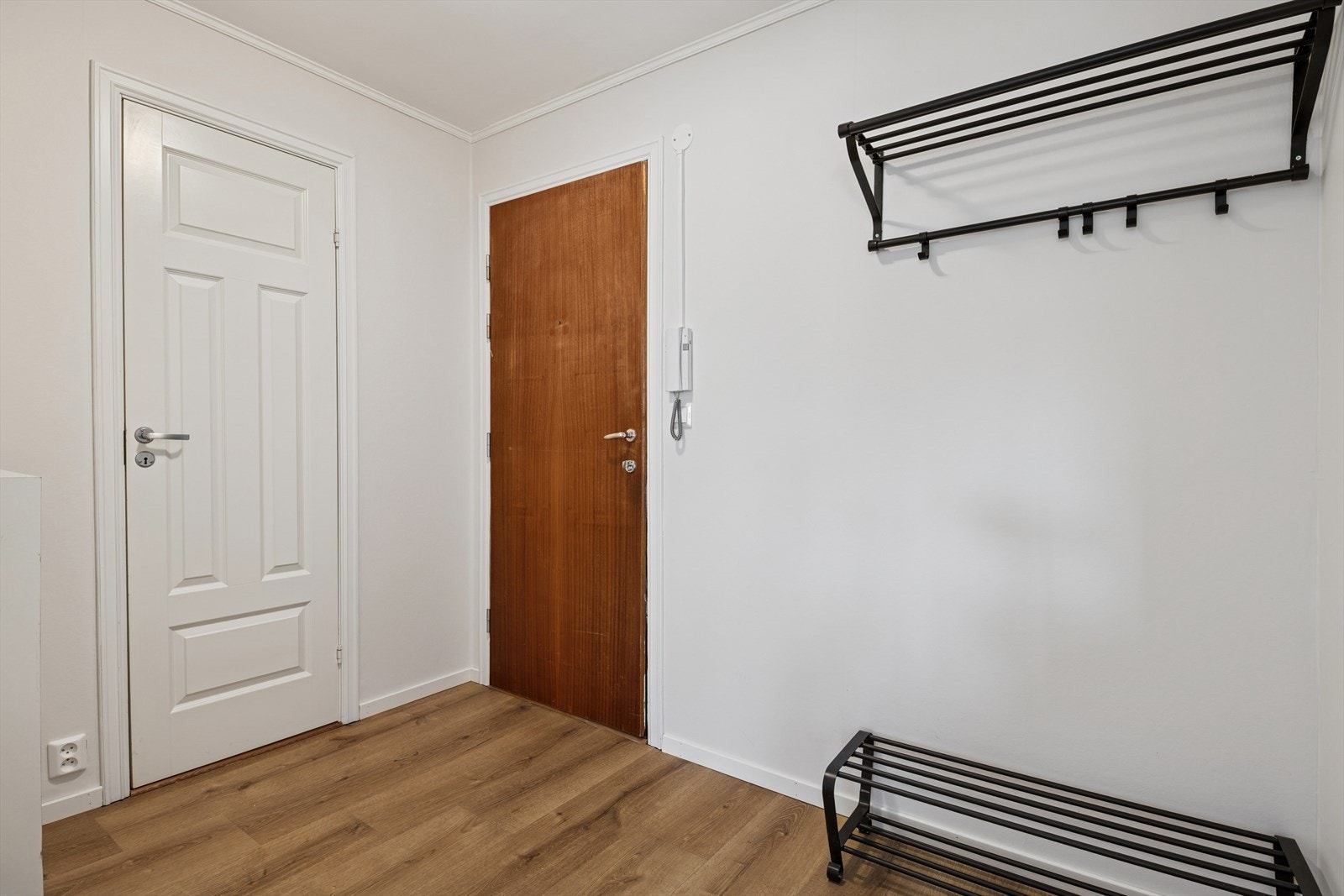 Velkommen inn - Her er det plass til å henge fra seg ytterklær og sko. Galleribilde