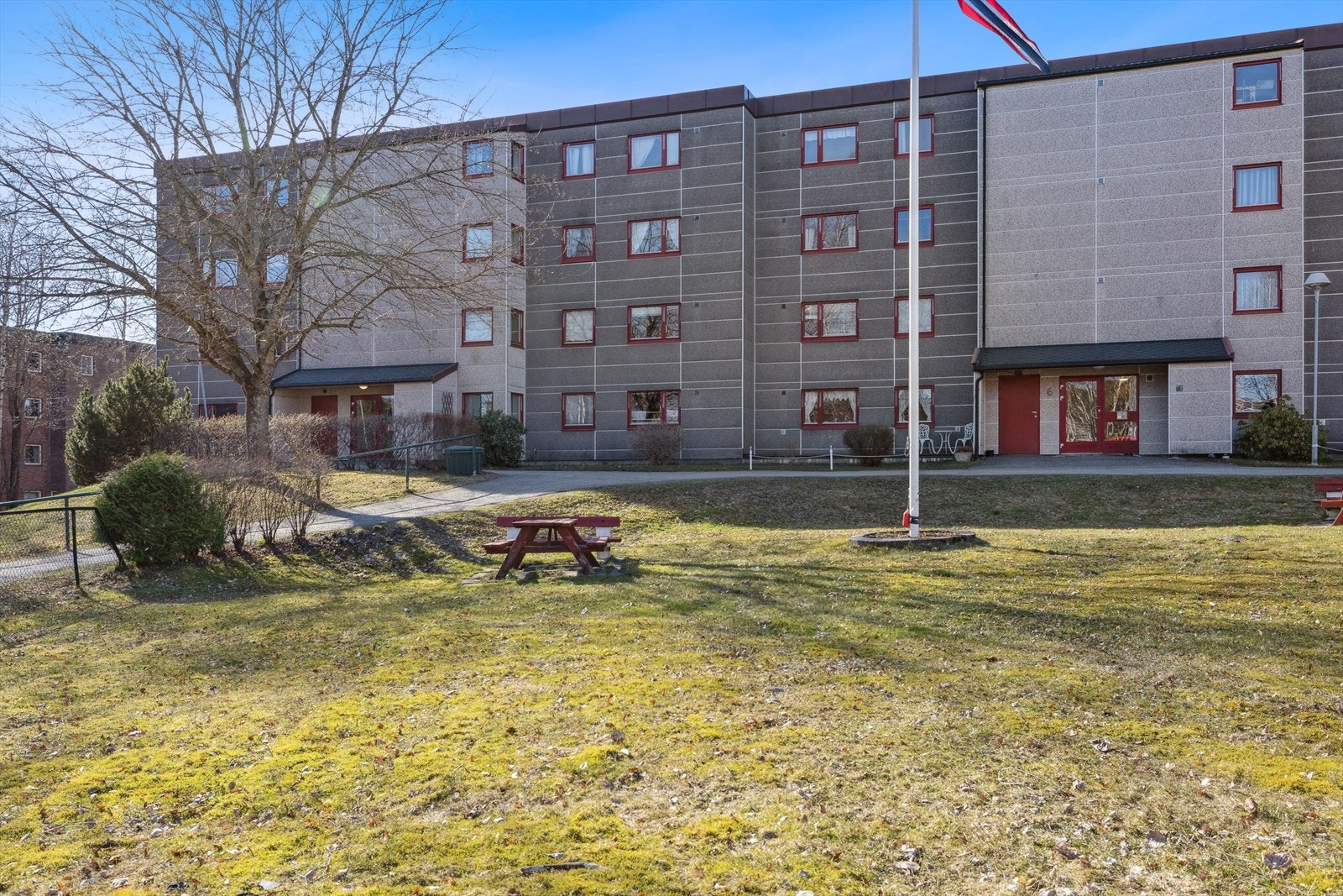 Borettslagets tomt er pent opparbeidet. Galleribilde