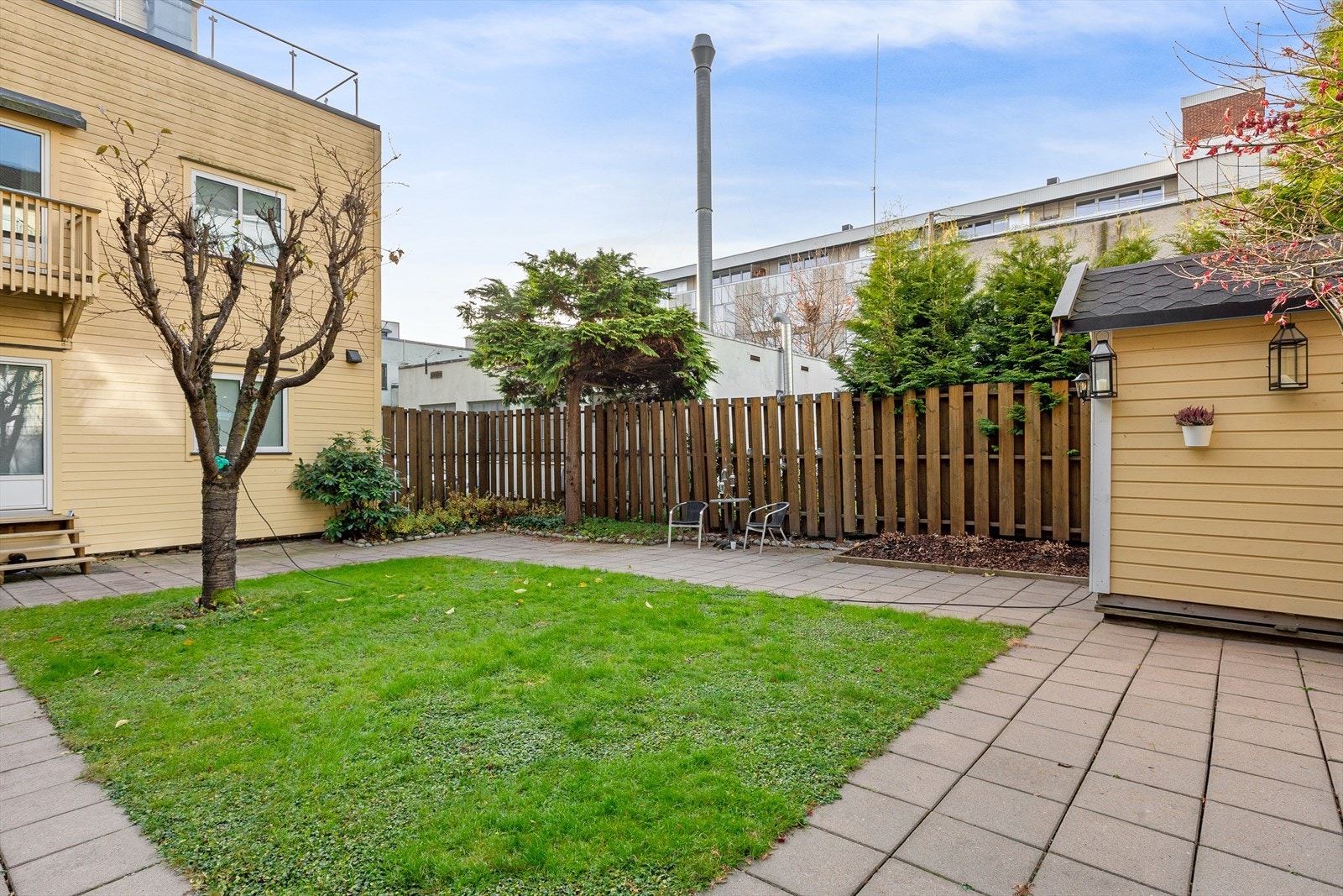 Hyggelig bakgård Galleribilde