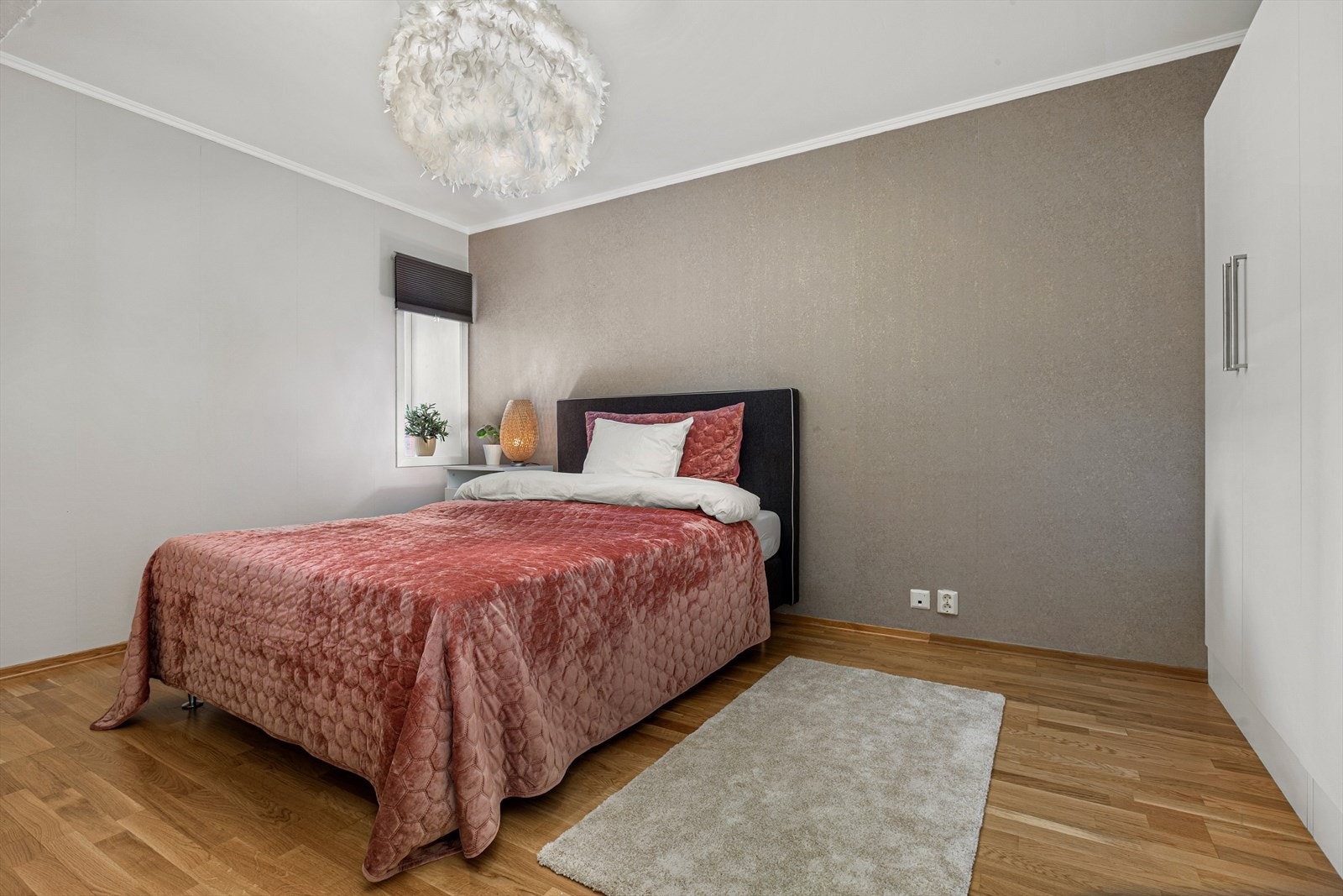 Stort og romslig soverom Galleribilde