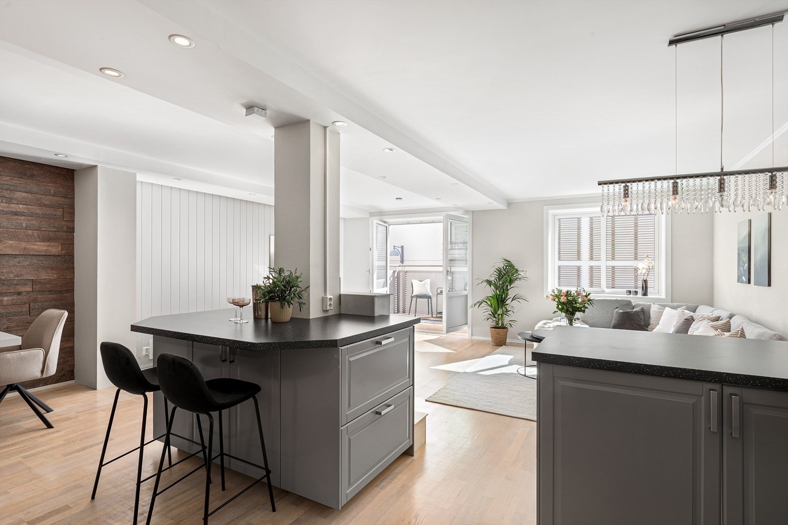 Leiligheten har en sosial og luftig planløsning, perfekt for hyggelige selskaper og sammenkomster Galleribilde