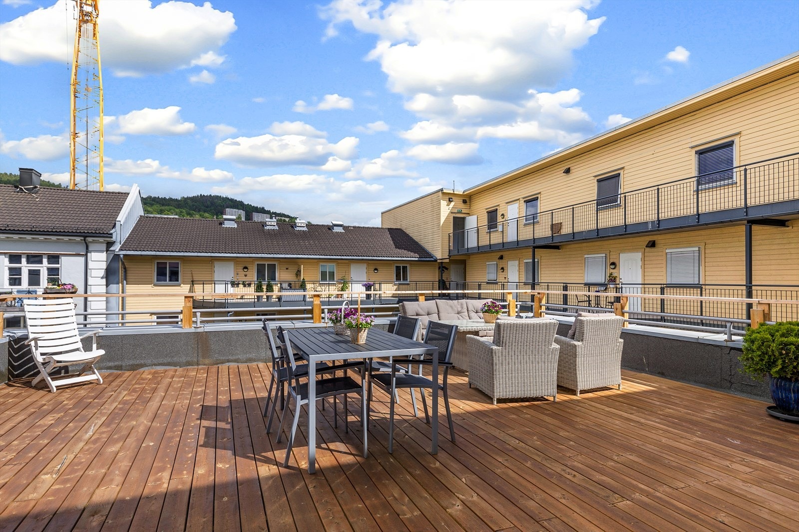 Hyggelig felles takterrasse med gode solforhold Galleribilde