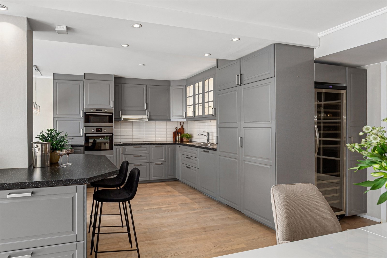 Moderne og innholdsrikt kjøkken fra 2015 med innredning fra Ikea Galleribilde