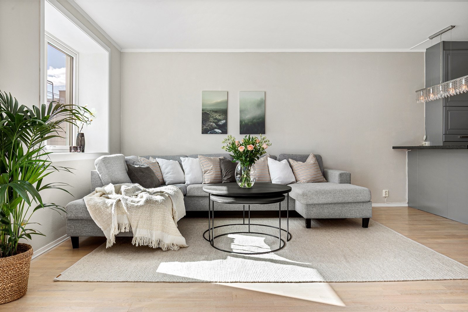 Leiligheten har dype vinduskarmer og vegger malt i moderne fargetoner Galleribilde