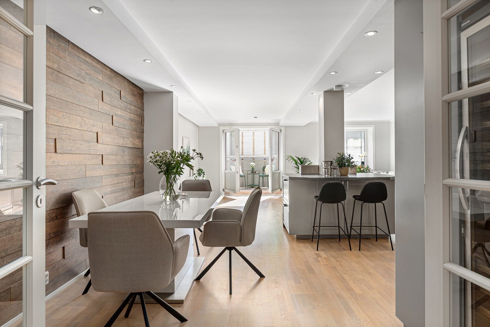 Stuen er lys og luftig med nymalte overflater Galleribilde