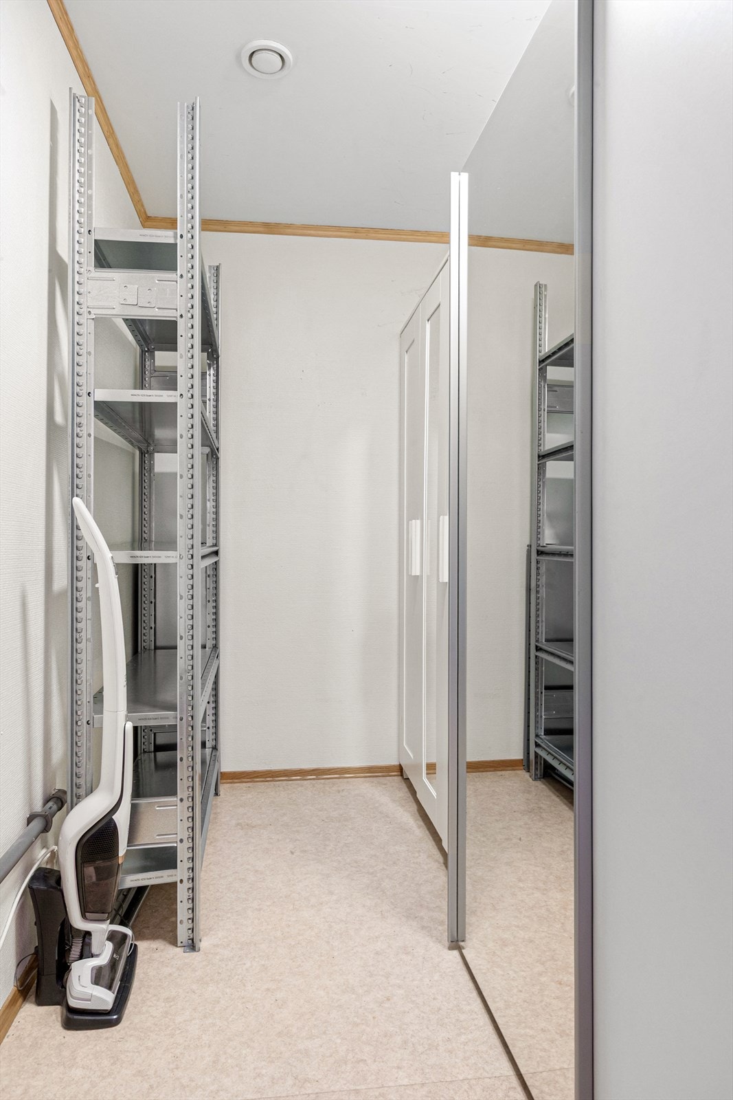 Praktisk innvendig bod i tilknytning til gangen, men skap og gode oppbevaringsmuligheter Galleribilde