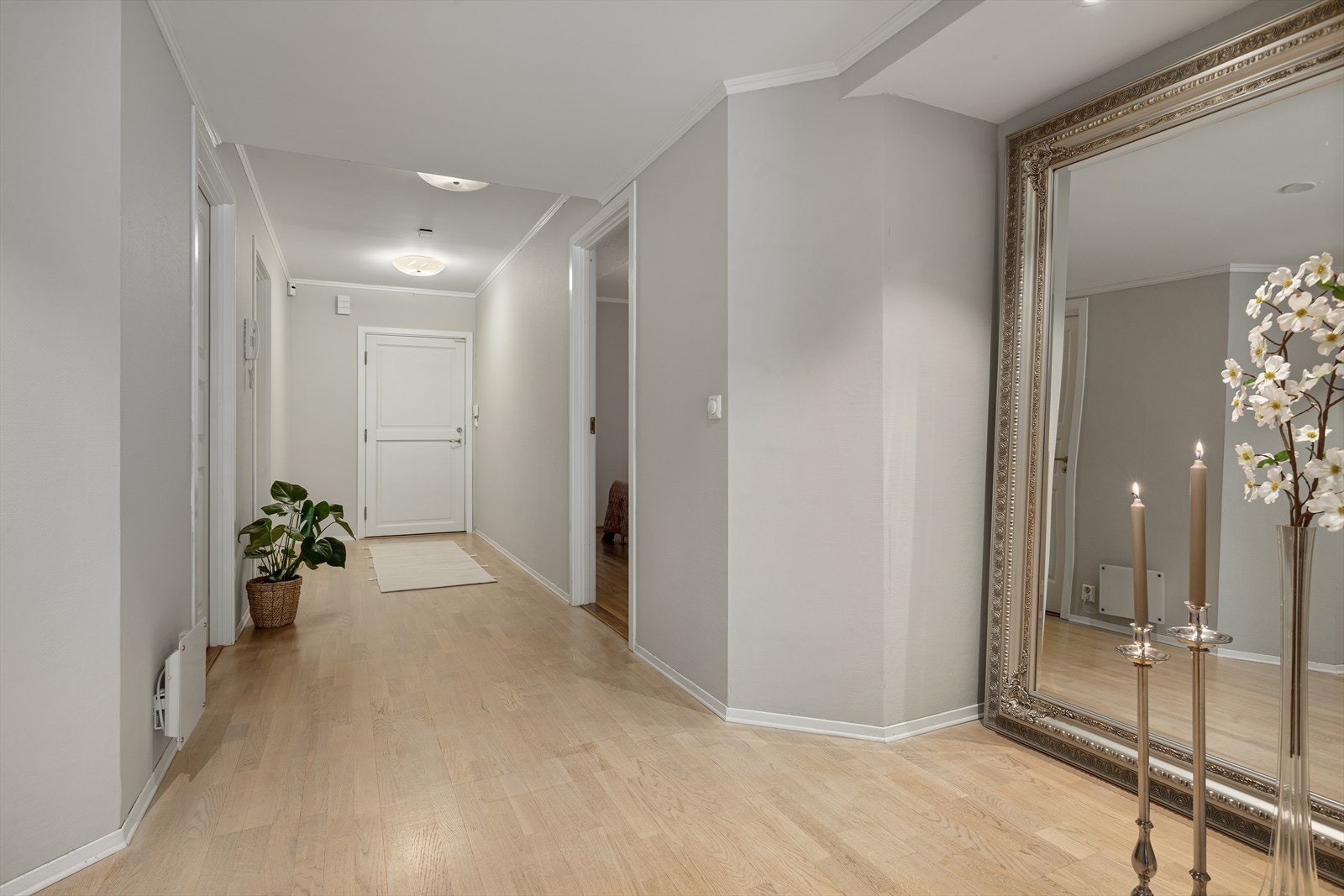 Stor og flott hall med gode oppbevaringsmuligheter Galleribilde