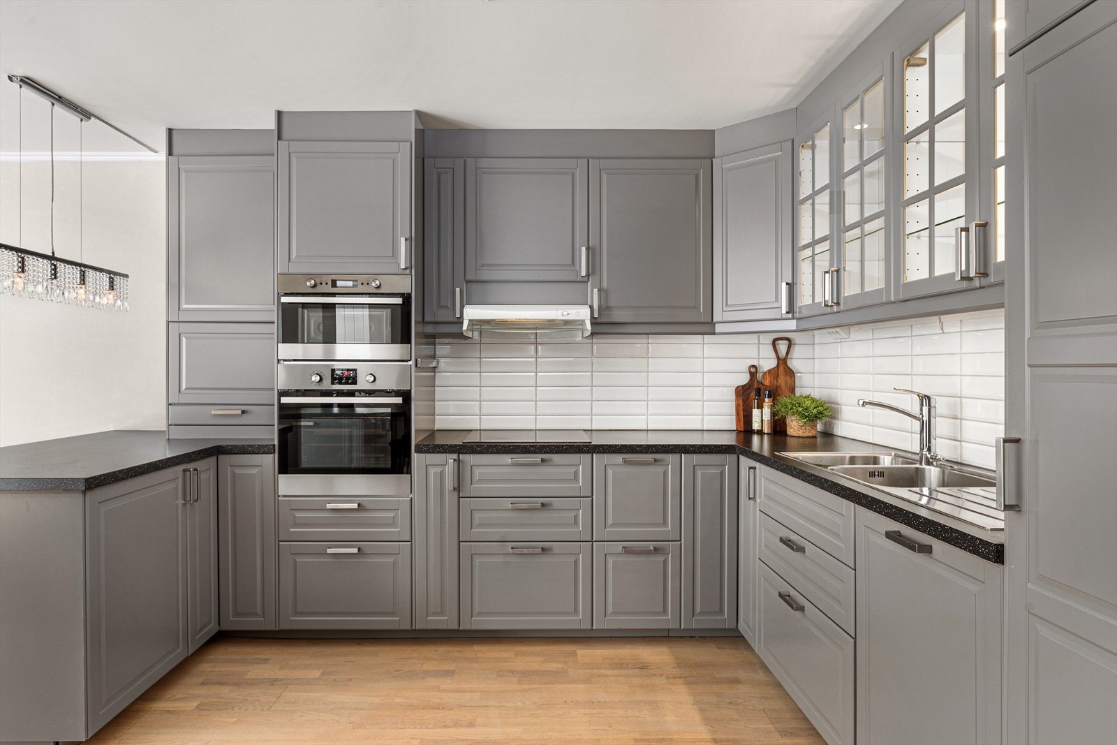 Kjøkkenet er utstyrt med integrerte hvitevarer som oppvaskmaskin, kjøleskap, fryseskap, komfyr/platetopp og mikro Galleribilde