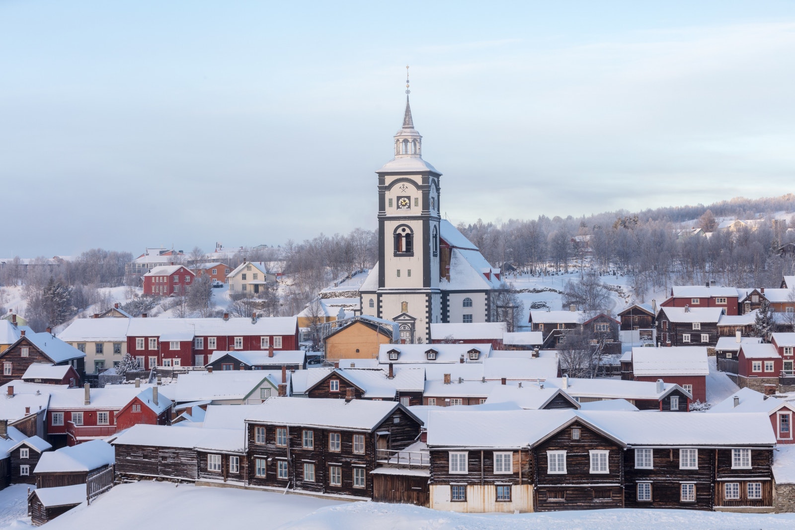 Røros Bergstad ligger kun 20 min kjøretur unna Jakobsåsen, og byr på både historie, kultur, mat og shopping.
Foto: Visit Røros, Svein-Erik Knoff. Galleribilde
