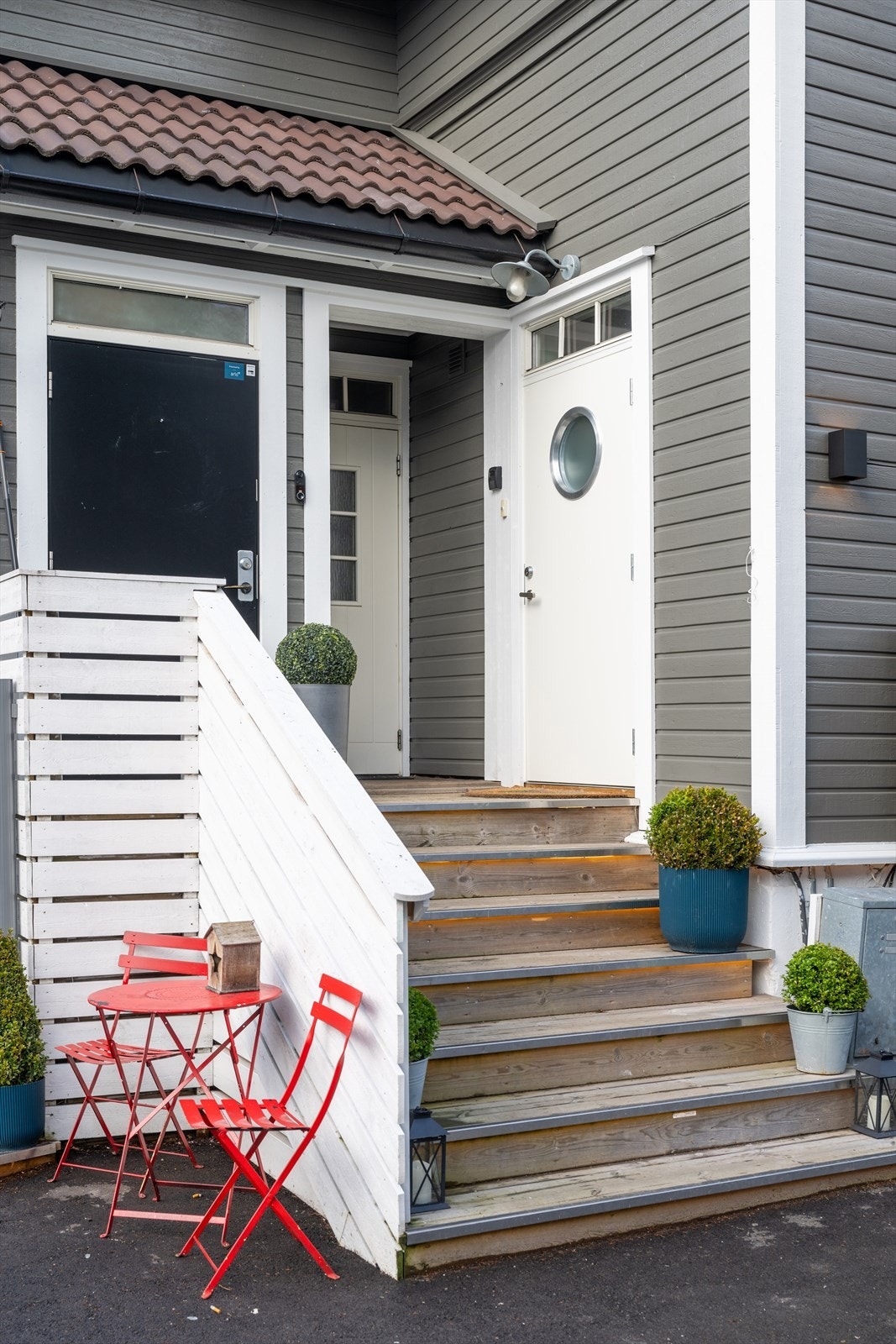 Pent og velstelt felles inngangsparti - Enkel adkomst - Leiligheten har inngang på høyre side, hoveddør med rundt vindu. Galleribilde