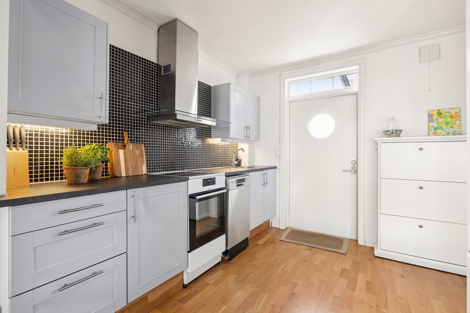 Rustfri oppvaskbenk og kummer. Laminerte benkeplater som er nye i inneværende år. Kjøkkenventilator med avtrekk ut. Galleribilde