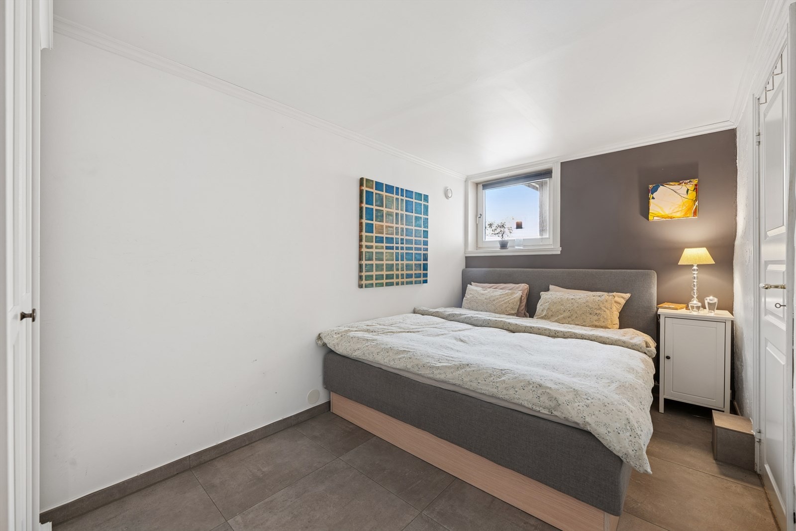 Rom som idag er innredet som soverom, ikke søkt godkjent. (Tegninger datert 28.02.2007 lagt til grunn ved vurdering av lovlighet). Krav for rom til varig opphold: Enkelte oppholdsrom i kjeller tilfredsstiller ikke dagens krav om rømningsvei og lysforhold. Galleribilde