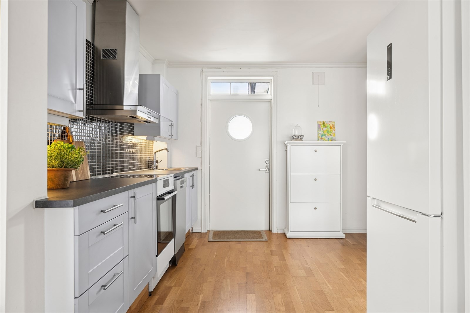 God skap- og benkeplass og innredning slik at matlagingen forenes med sosialt samvær. Galleribilde