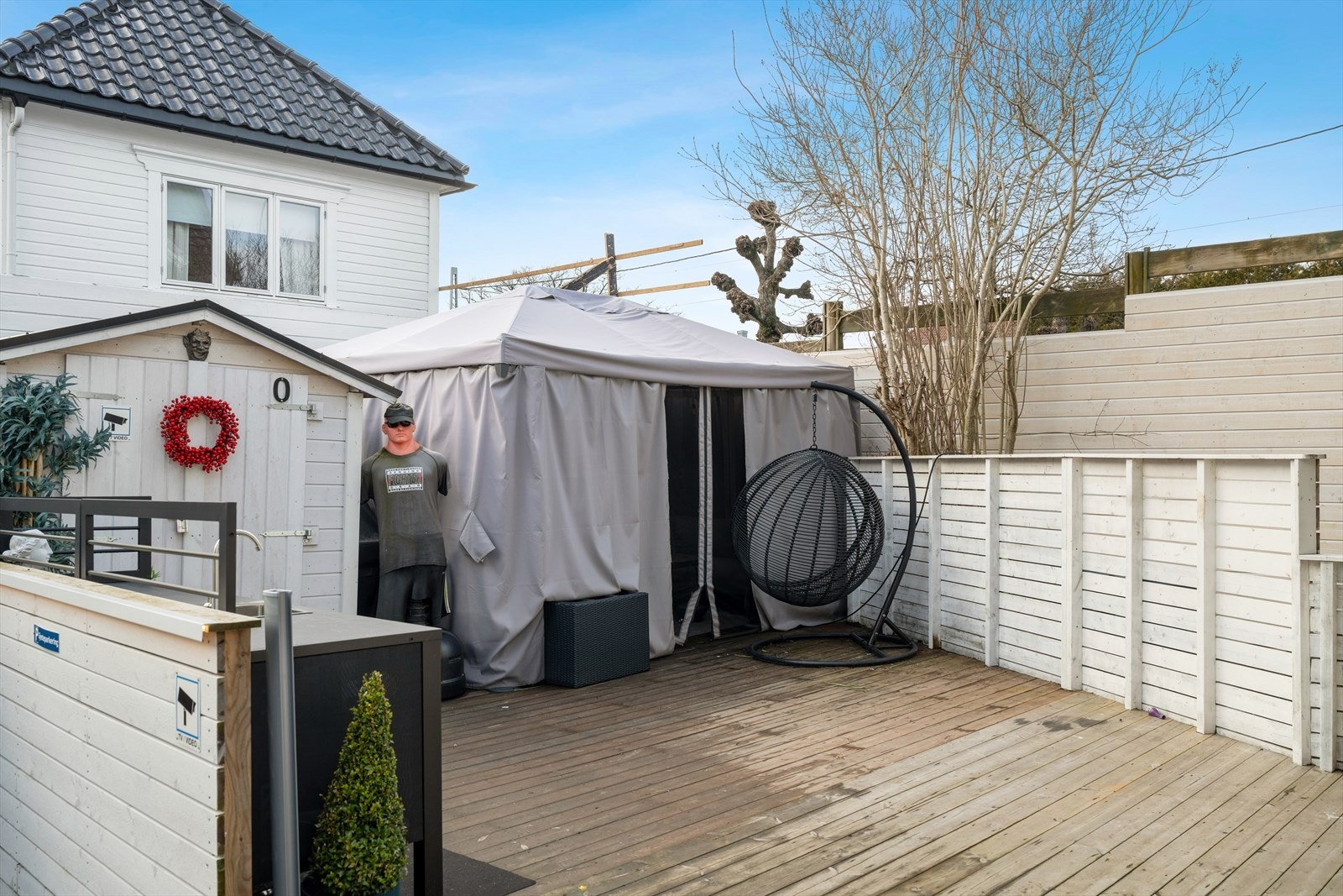 Solrik felles terrasseplatting i forbindelse med inngangspartiet - Her nytes fine dager! Galleribilde