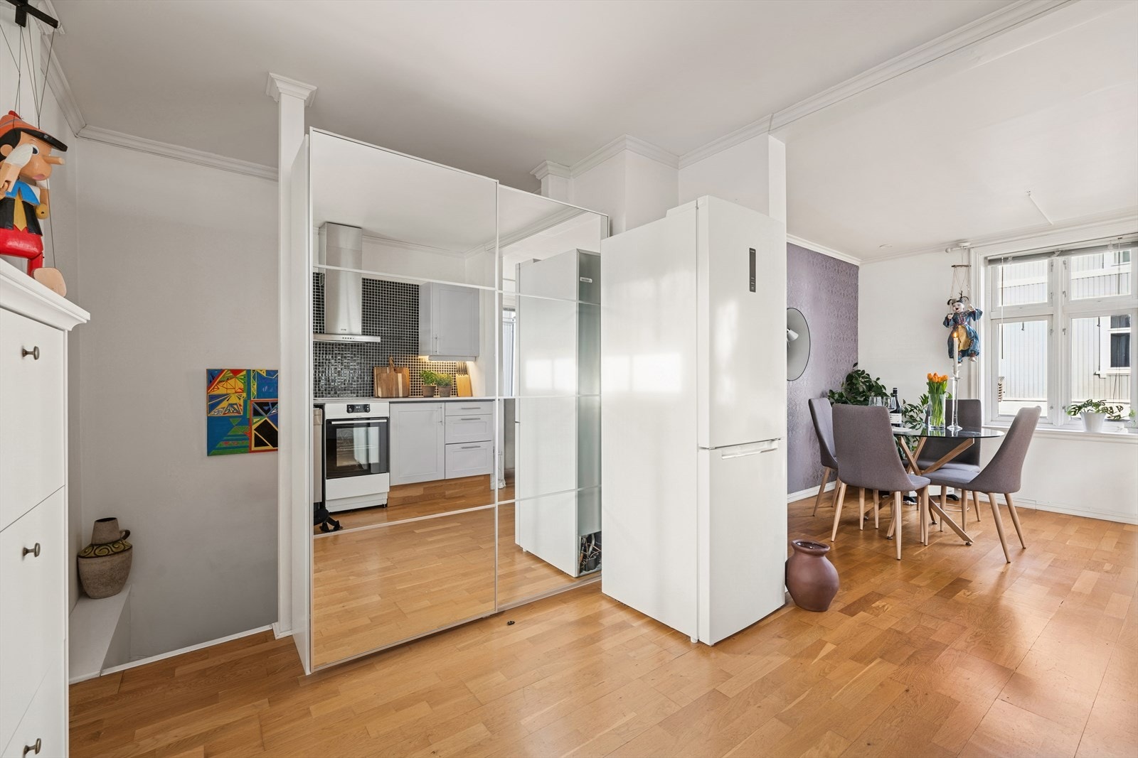 Fin skyvedørsgarderobe i speil, god plass til å henge fra seg ytterklær. Galleribilde