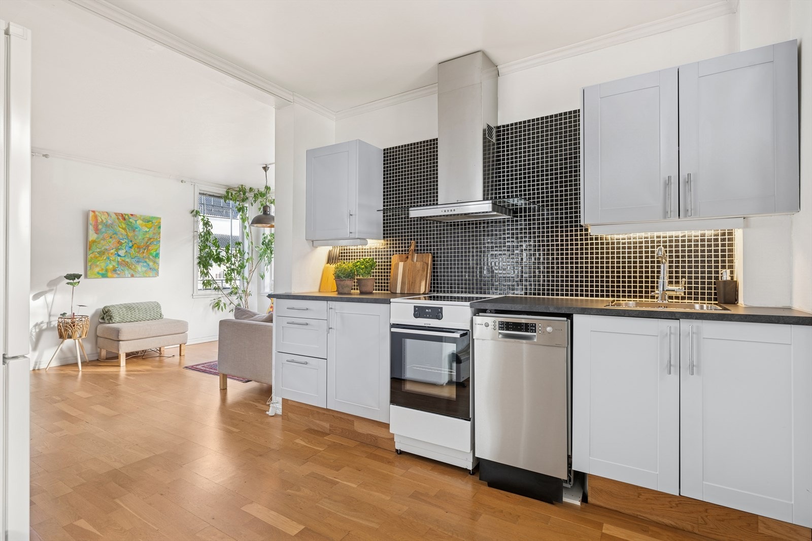 Åpen og sosial stue- og kjøkkenløsning som gir en god romfølelse. Velutstyrt og pent kjøkken med slette fronter i malt utførelse. Galleribilde