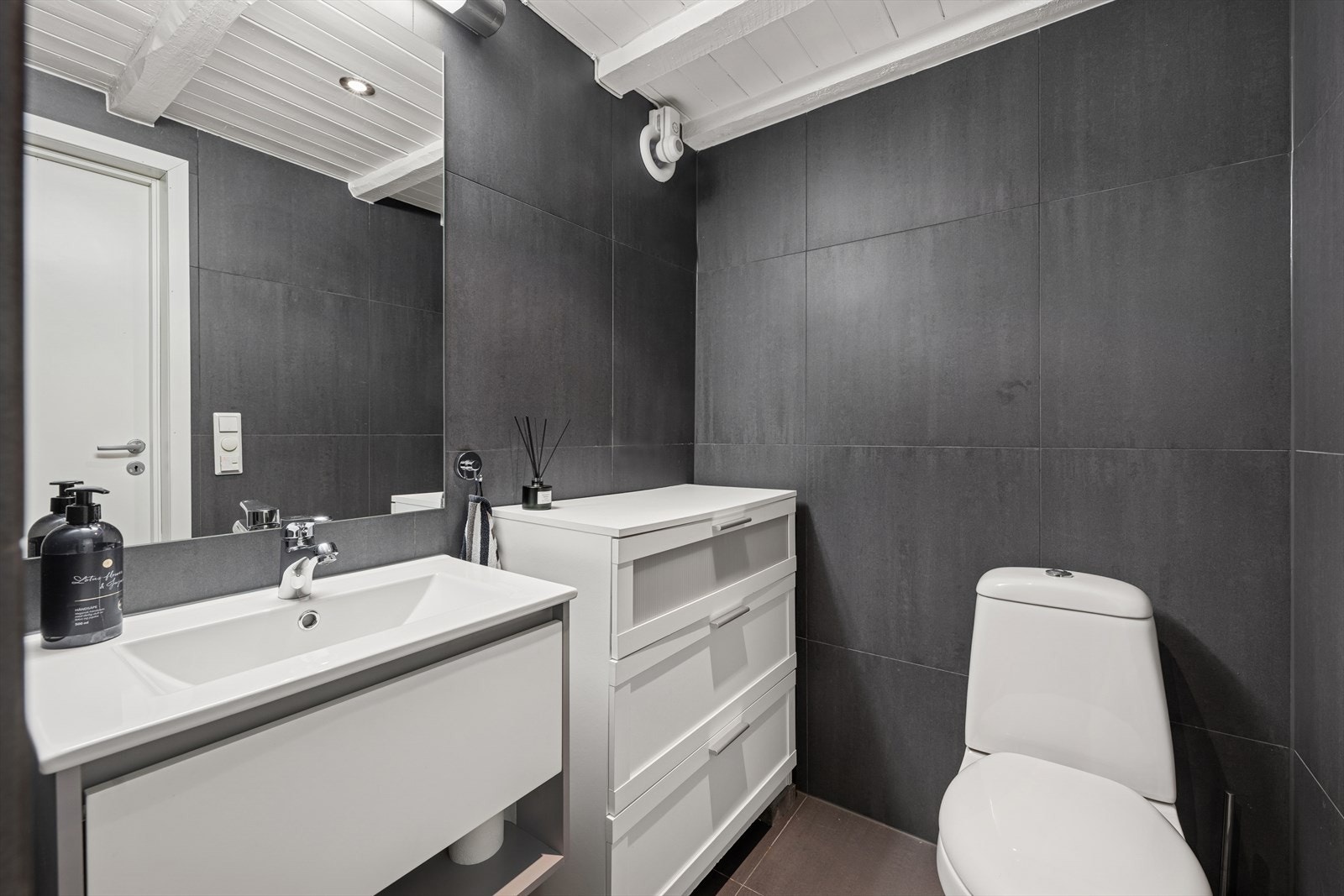 Kjeller har et lekkert helfliset bad (2019) med varme i gulv. Galleribilde