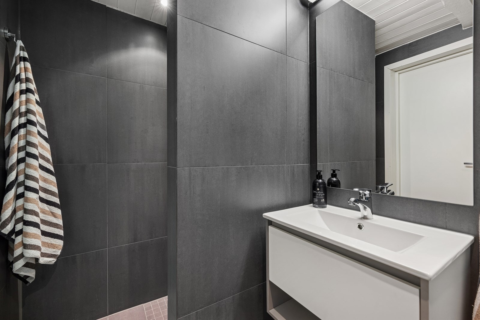 Rommet har dusjnisje, wc og servant i innredning Galleribilde