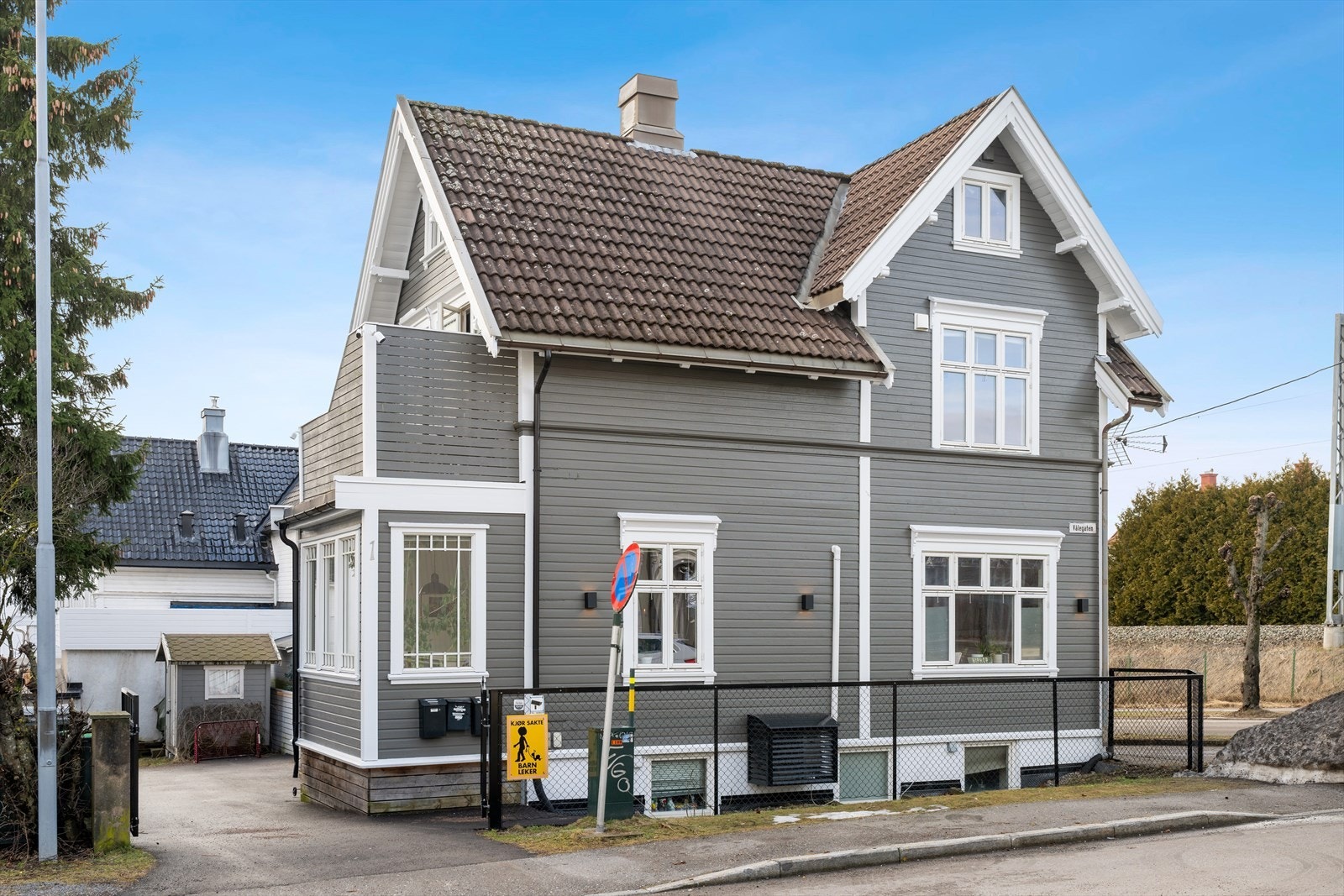 Meget pen og velholdt selveierleilighet over to plan beliggende i en tomannsbolig fra 1914 som er bygget om til tre leiligheter i 2006. Galleribilde