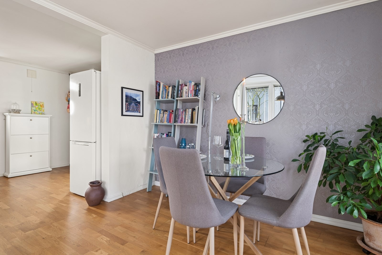 Legg merket til den fine kontrastveggen som gir et personlig preg. Galleribilde