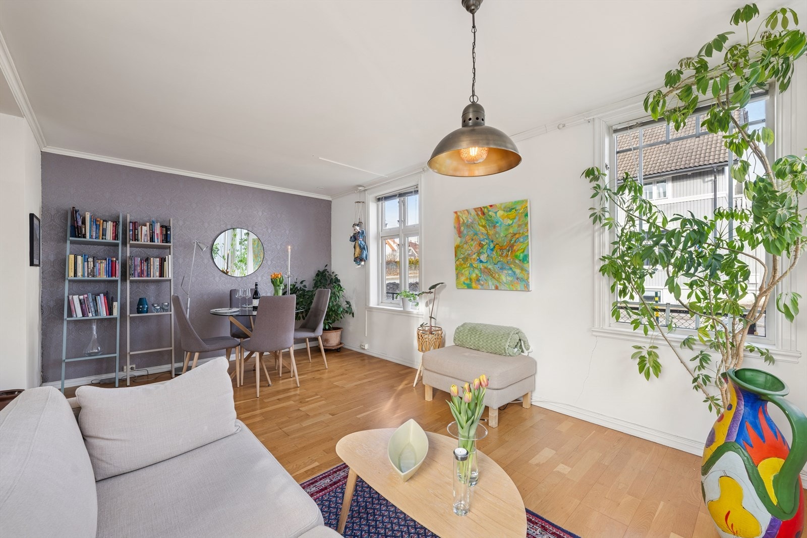 Store vindusflater som lar dagslyset flyte fritt. Galleribilde