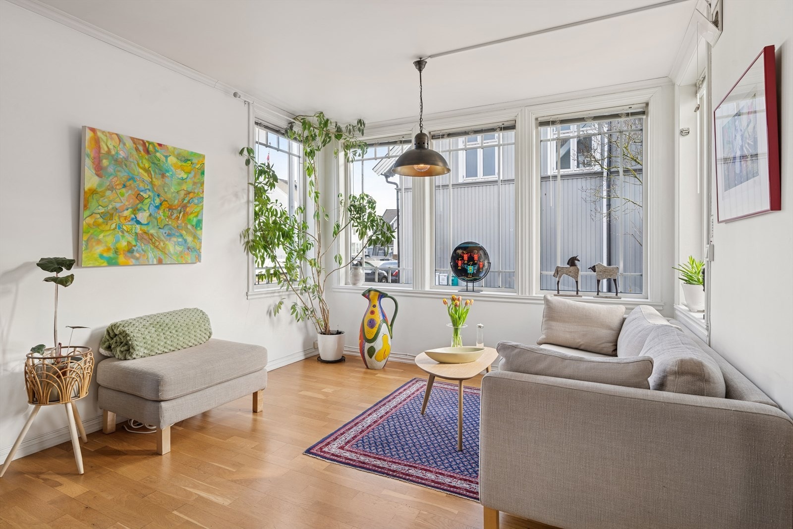 1. etasje har en lys og romslig stue med gode innredningsmuligheter til sofagruppe og tv-møblement. Galleribilde