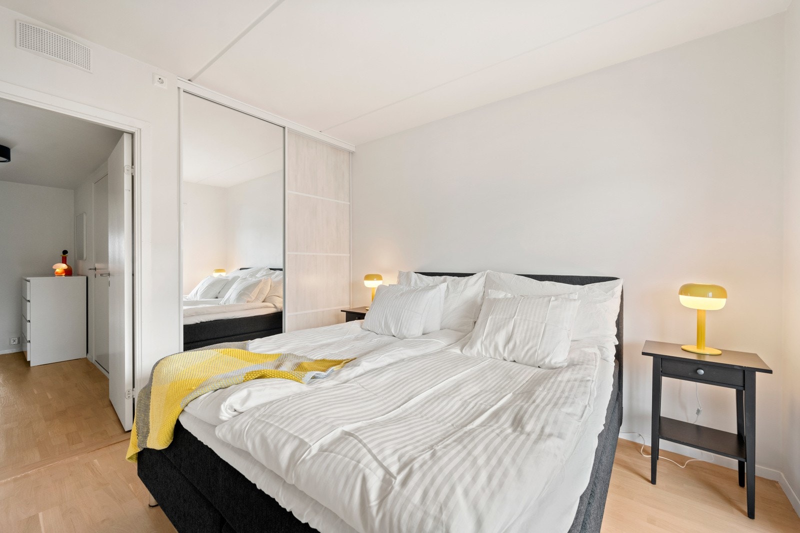 Her har du god plass til dobbeltseng med tilhørende nattbord på hver side Galleribilde