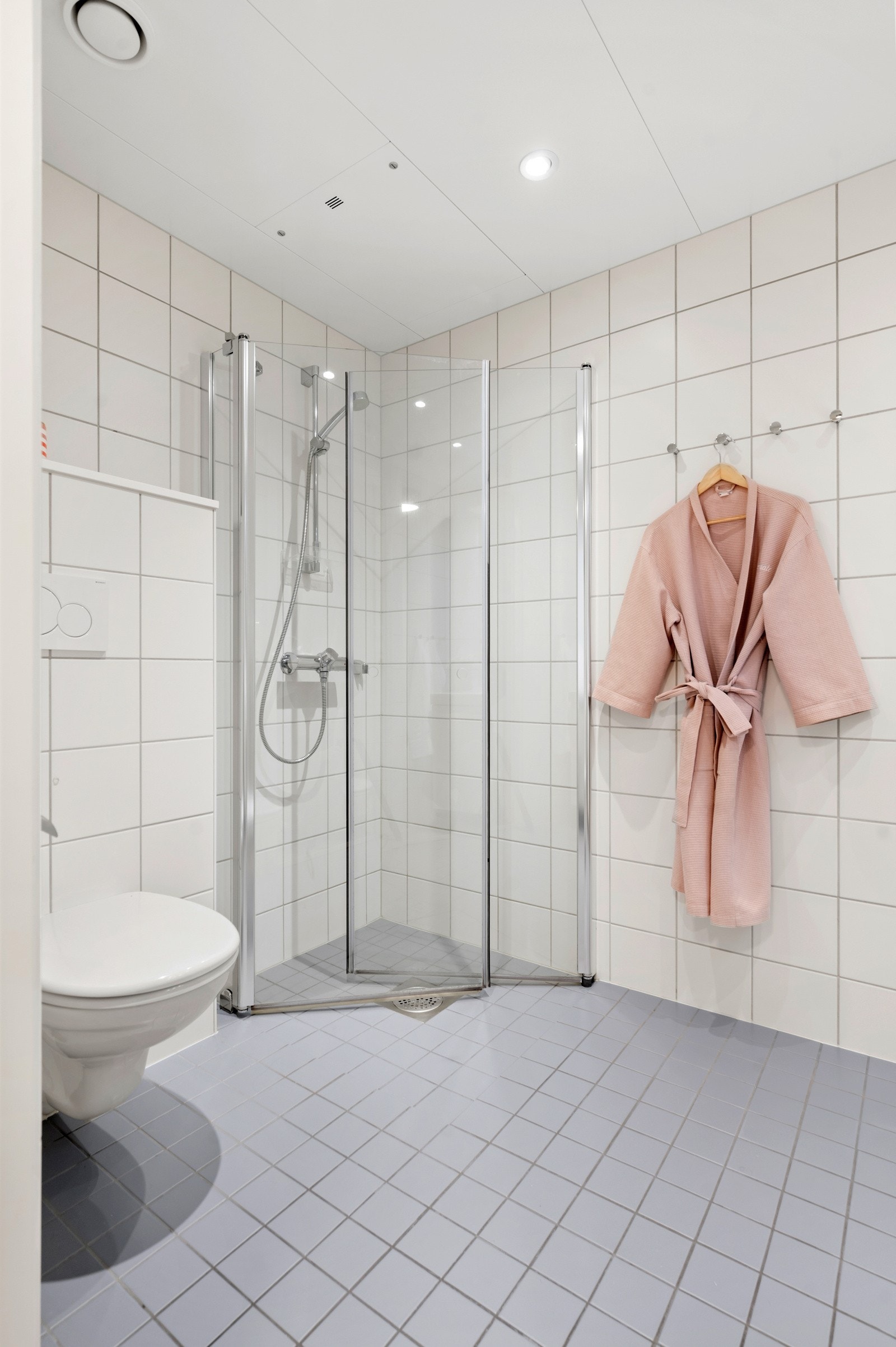 Dusjhjørne med innfellbare glassdører i herdet glass Galleribilde