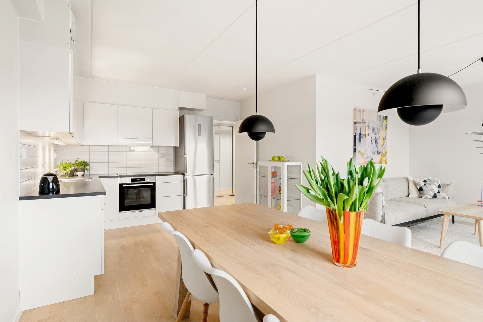 Kjøkkenet er i sosial åpen løsning mot stuen Galleribilde