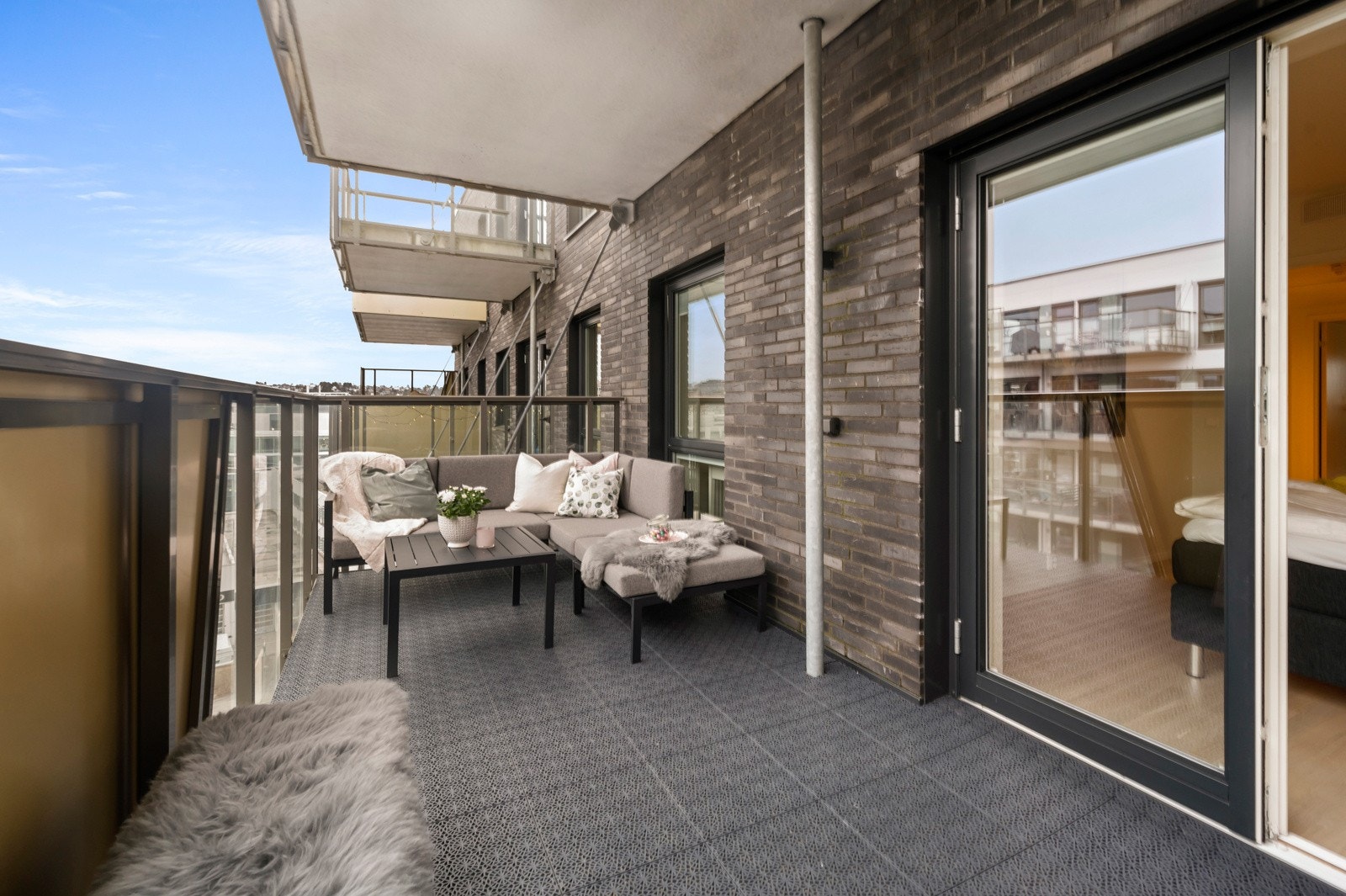 Her har du god plass til å innrede med det du måtte ønske av utemøblement Galleribilde