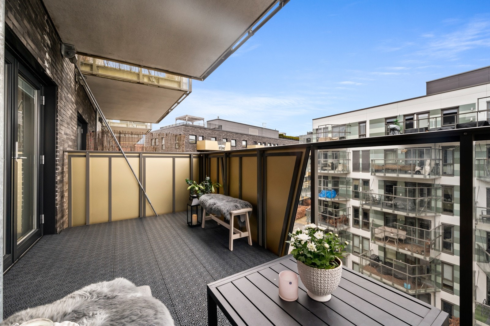 Fra soverommet har du utgang til en nordøstvendt balkong på hele 11,7 kvm Galleribilde