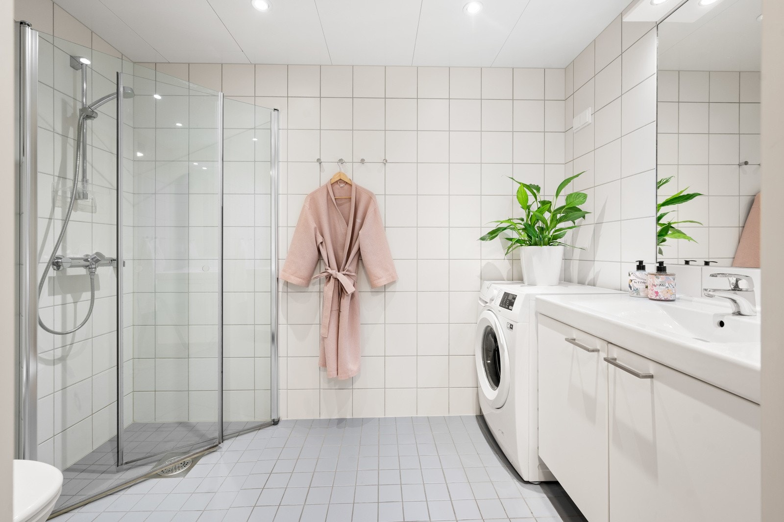 Stilrent prefabrikert baderom av god størrelse Galleribilde