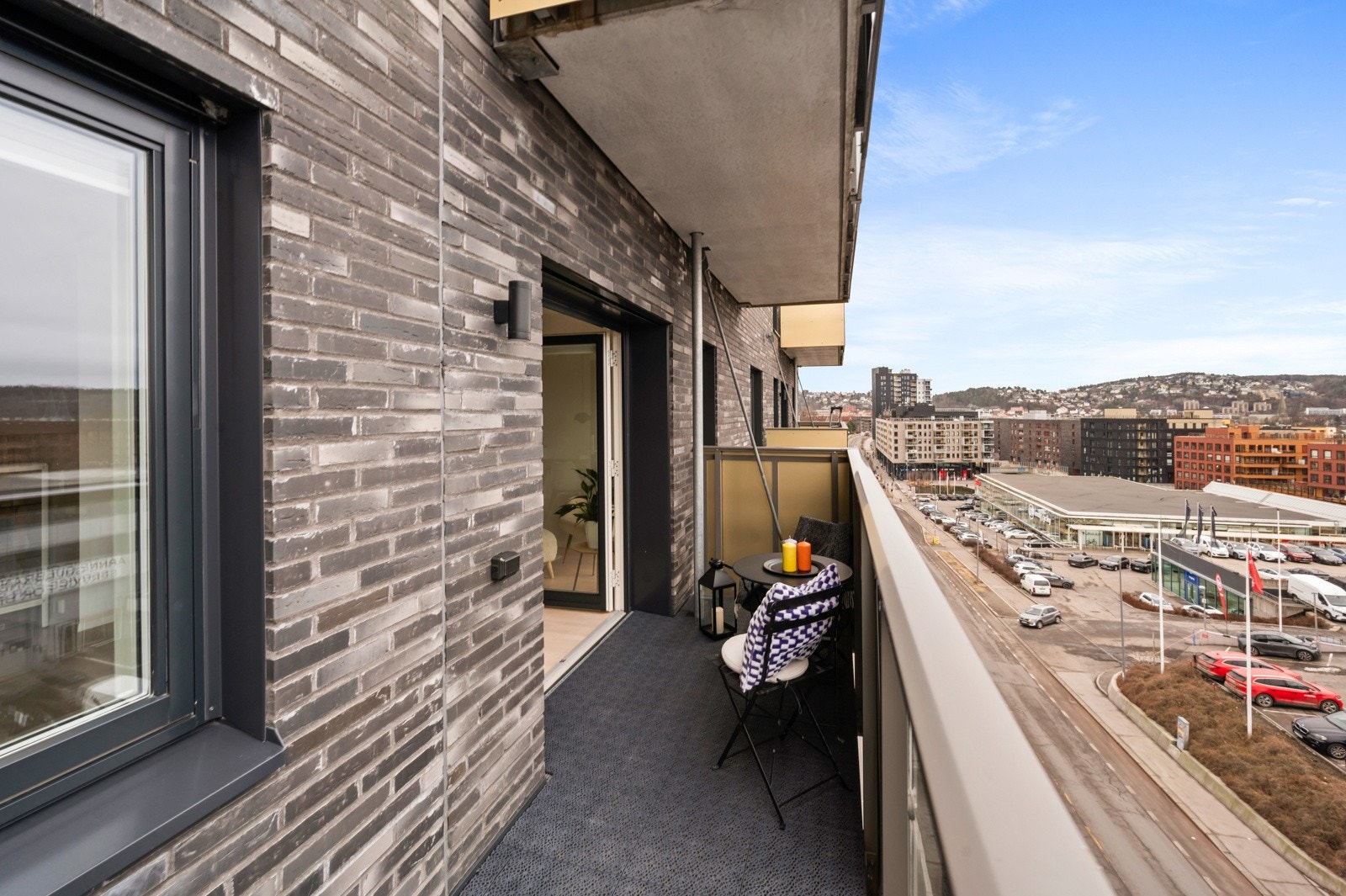 Ettersom leiligheten har to balkonger vendt hver sin vei har du sol stort sett hele dagen! Galleribilde