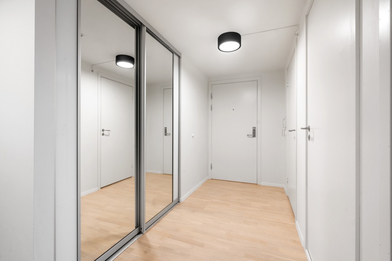 I entréen er det en stor skvedørsgarderobe som gir god lagringsplass Galleribilde