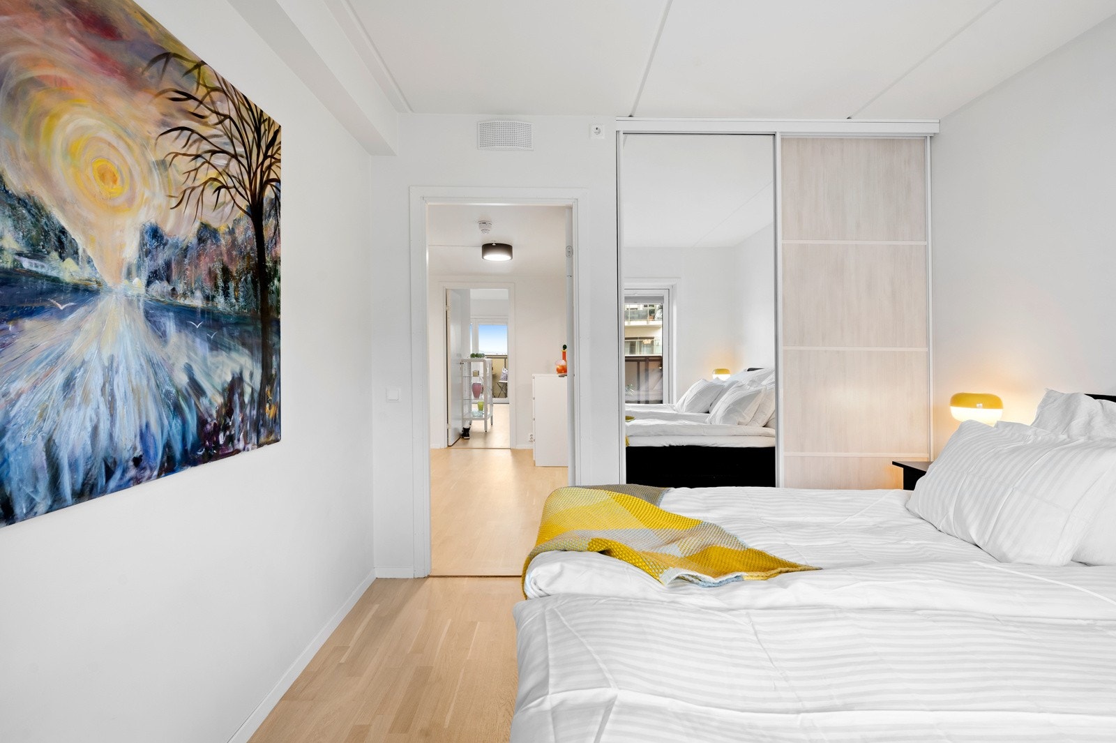 På soverommet er det god oppbevaringsplass i lekker skyvedørsgarderobe Galleribilde