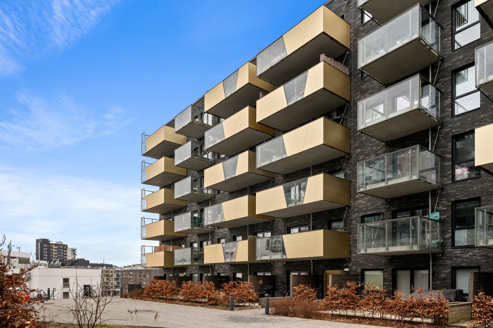Lekker fasdade med gull detaljer på balkongene Galleribilde