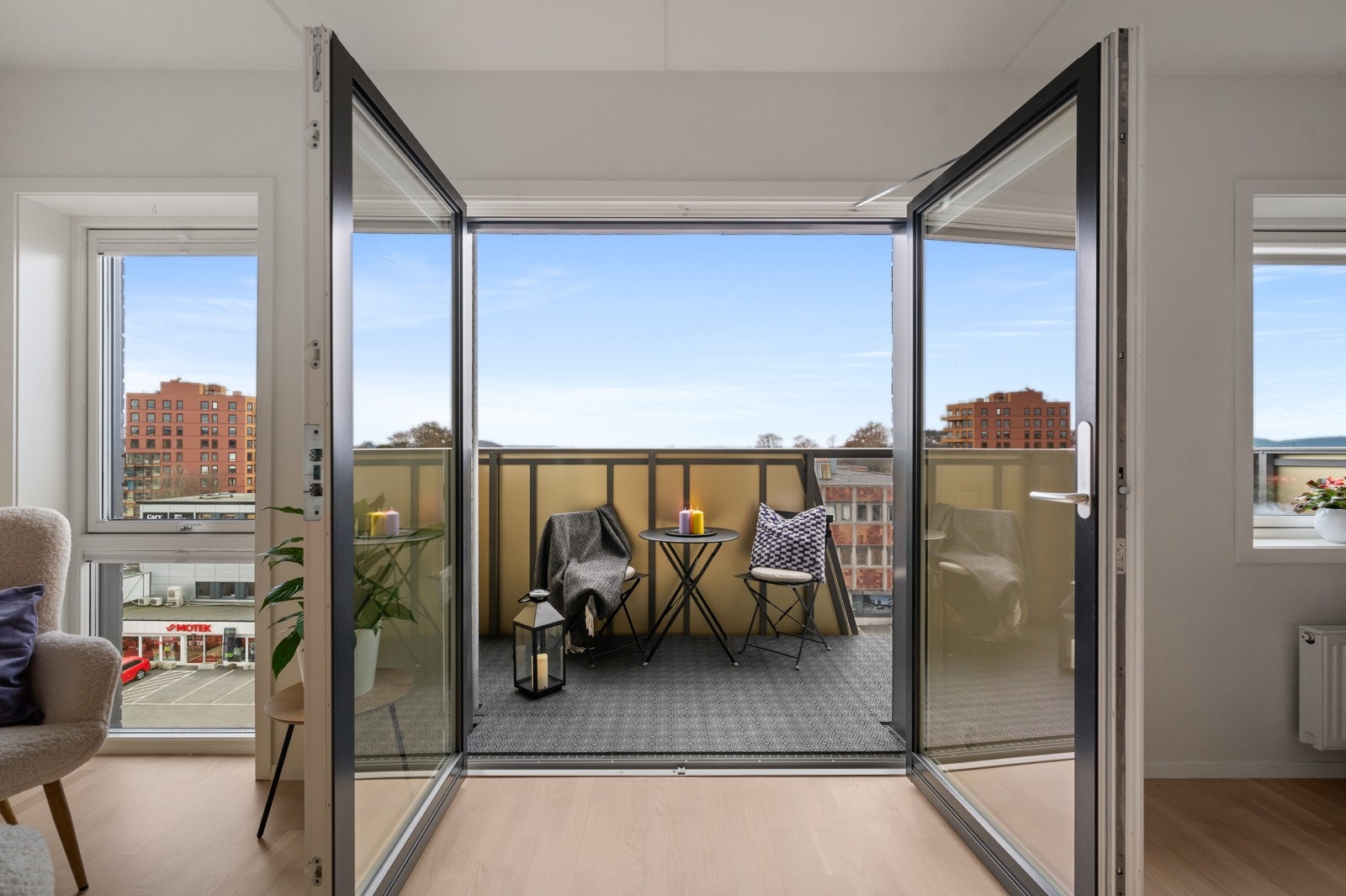 Fra stuen har du utgang til en av leilighetens to balkonger ! Galleribilde